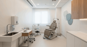 ¿Qué requisitos debe cumplir la sala donde se realizan los tratamientos con rellenos (ácido hialurónico)?